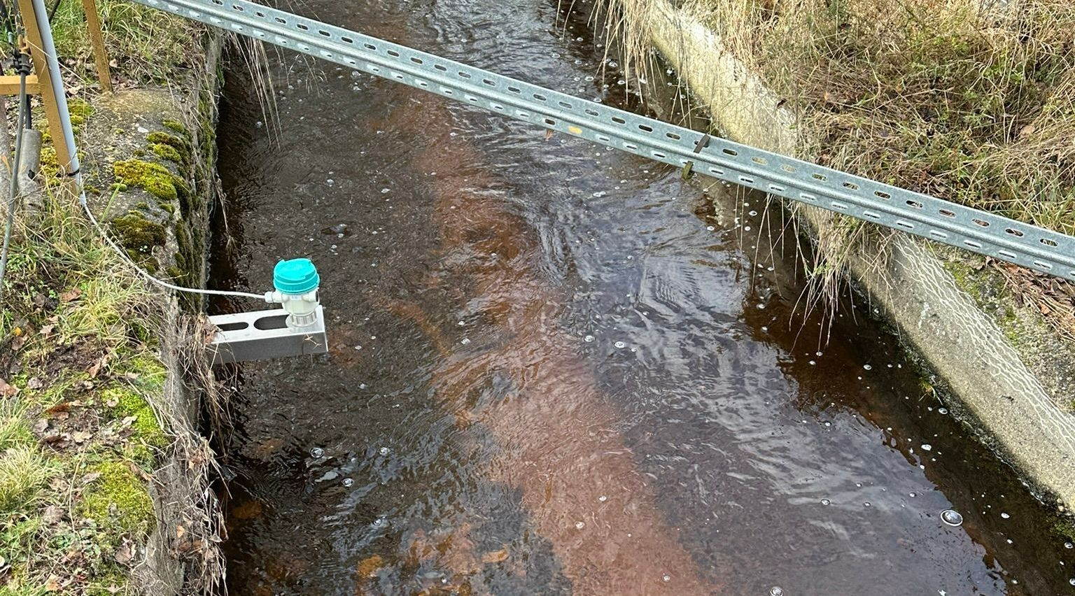 Ruisseau avec un débitmètre