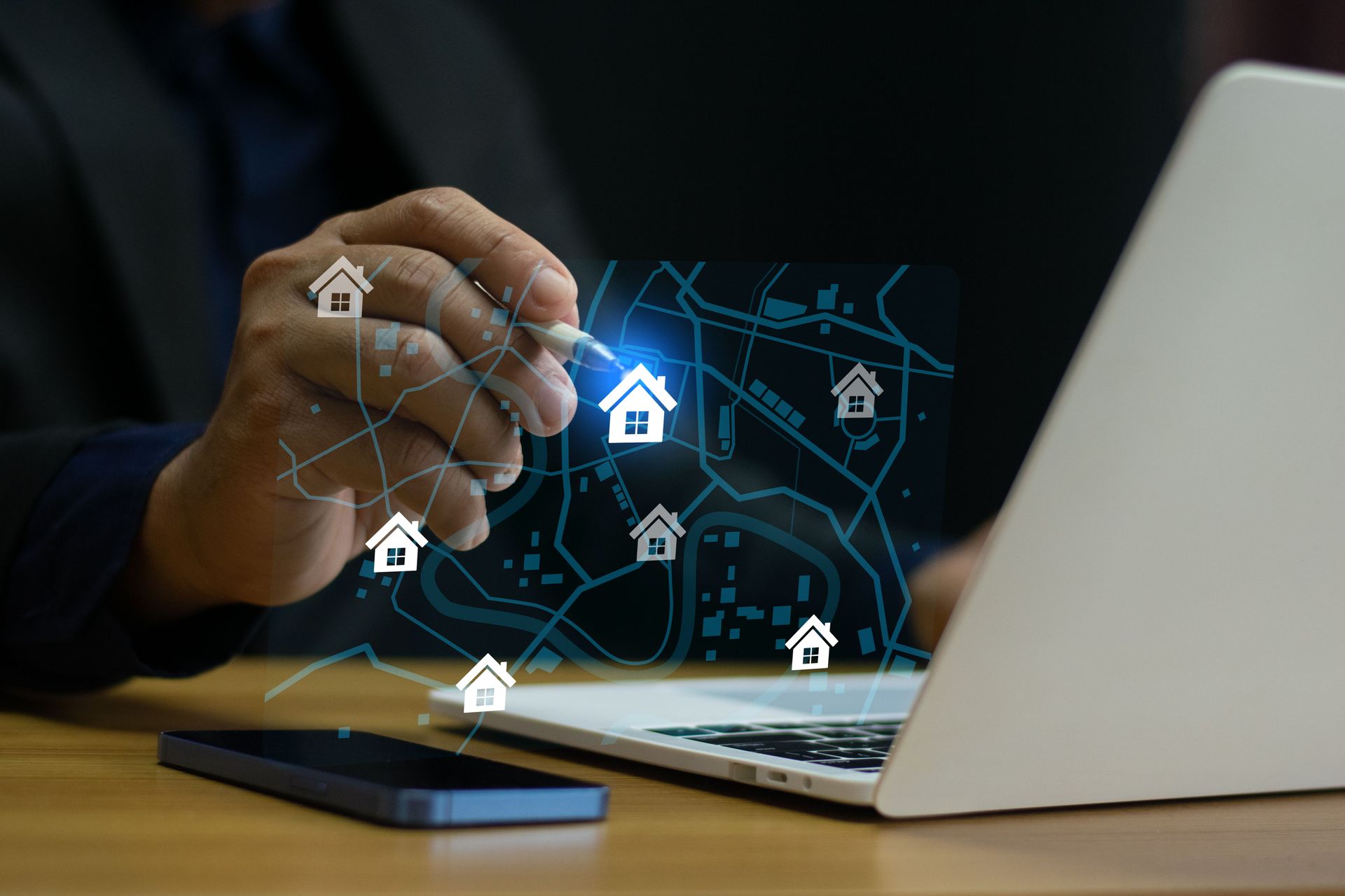 Une personne utilise un stylet pour interagir avec une carte numérique.