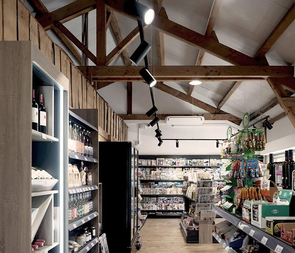 Intérieur d'un magasin avec des poutres en bois.