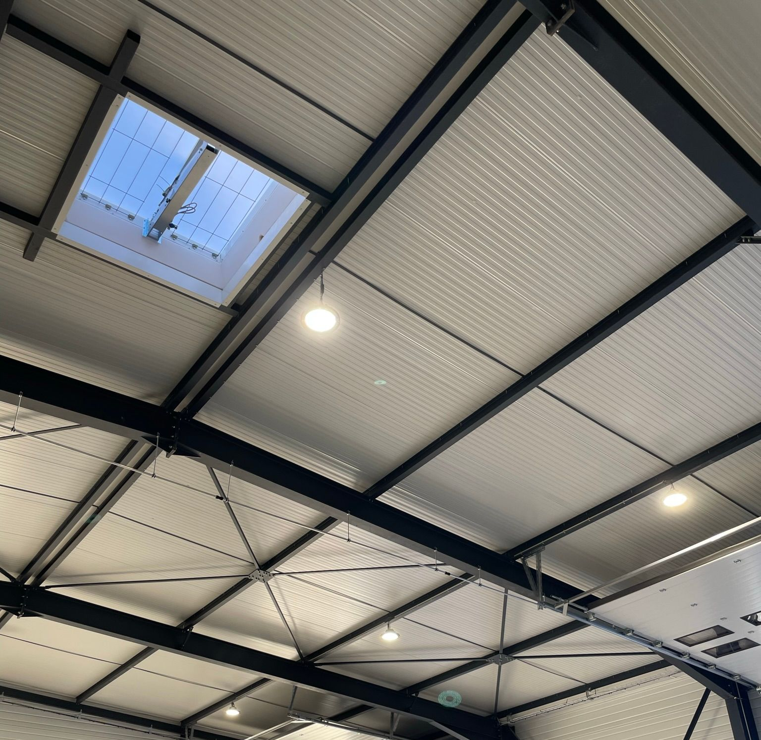 Vue intérieure d'un plafond à ossature métallique.