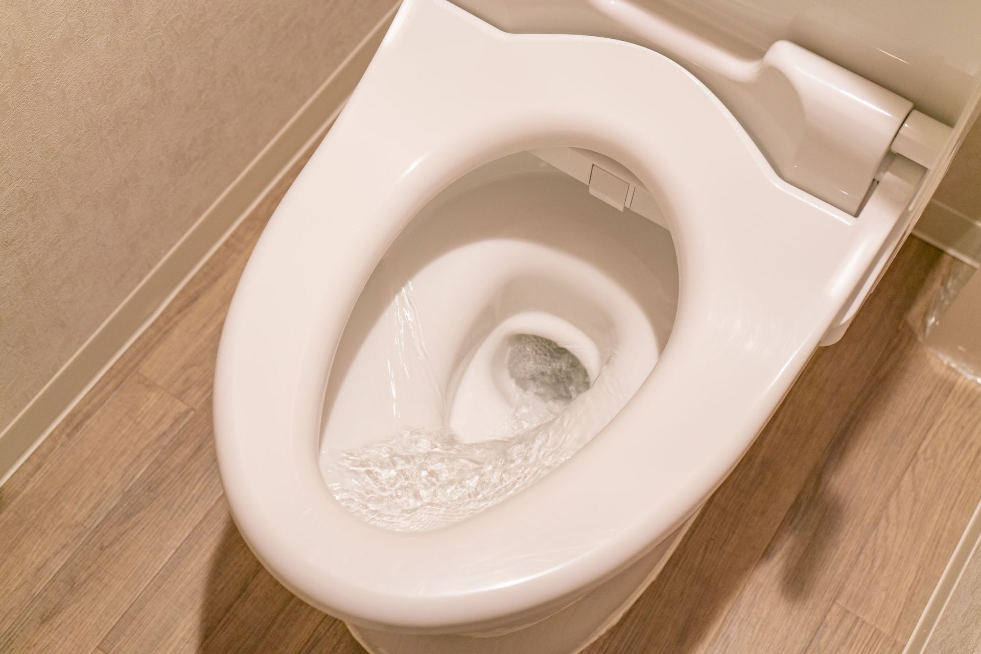 Cuvette de toilettes où la chasse d'eau a été activée