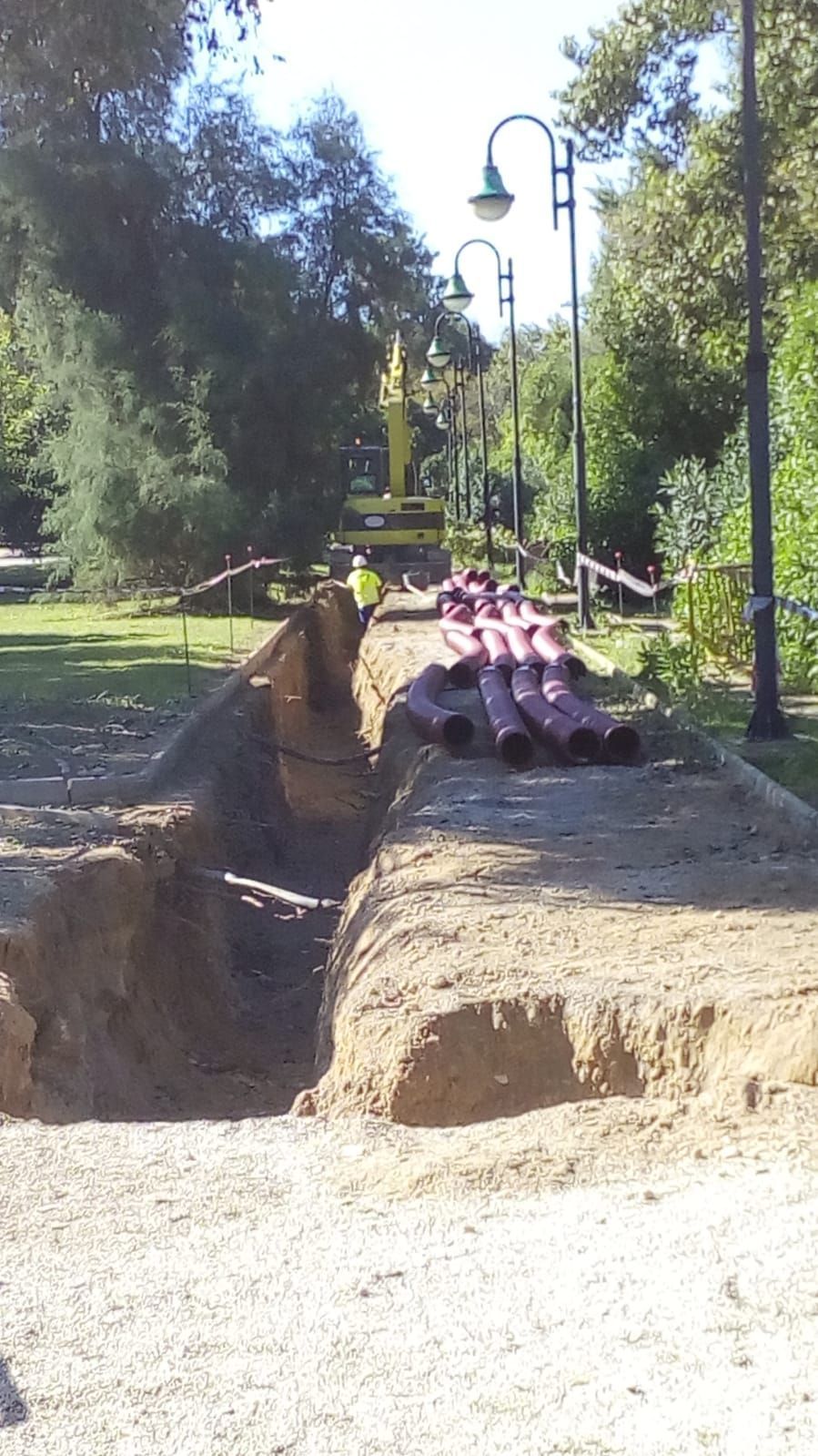 Un montón de tuberías están tiradas en el suelo en un parque.