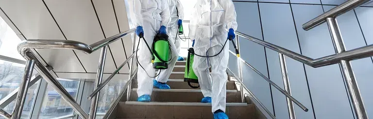 Un grupo de personas con trajes de protección baja las escaleras.
