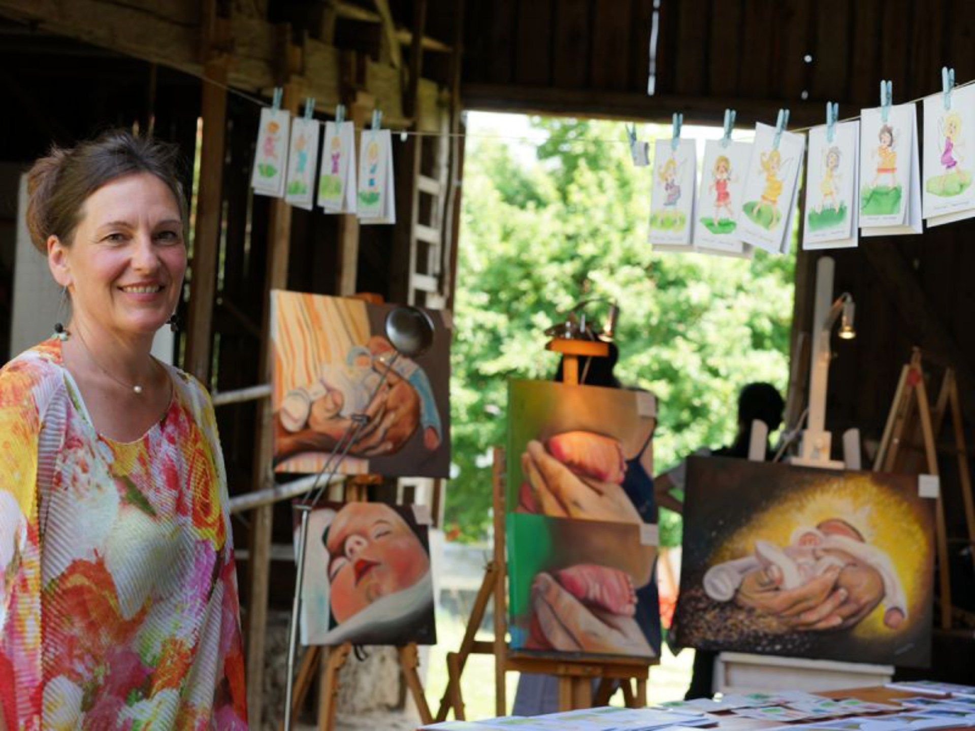 Heilpraktikerin Claudia Gerstendorff in ihrer Galerie