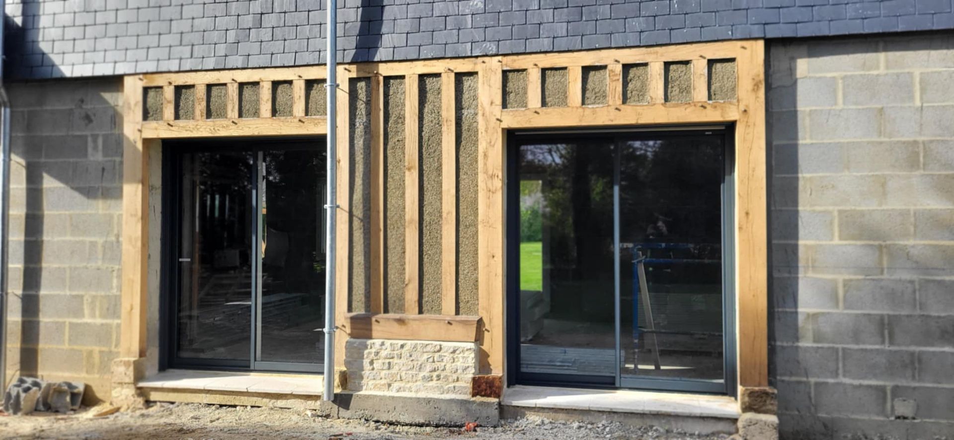 Maison en cours de construction avec baies vitrées