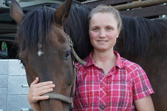 PyanaVet AG Tierärztin mit Pferd