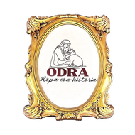 Marco dorado con centro ovalado que contiene un dibujo lineal de una persona abrazando a un gato. Texto: ODRA. "Ropa con historia."
