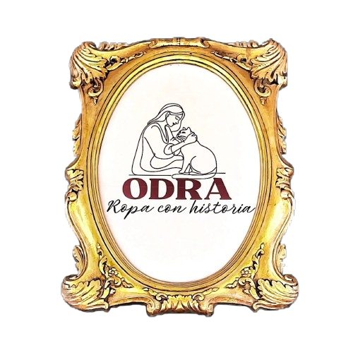 Marco dorado con centro ovalado que contiene un dibujo lineal de una persona abrazando a un gato. Texto: ODRA. "Ropa con historia."