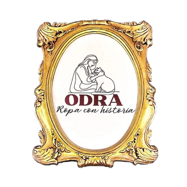 Marco dorado con centro ovalado que contiene un dibujo lineal de una persona abrazando a un gato. Texto: ODRA. "Ropa con historia."