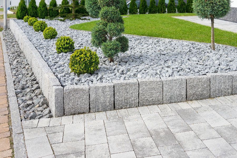 Aménagement d'un jardin avec des éléments en pierre