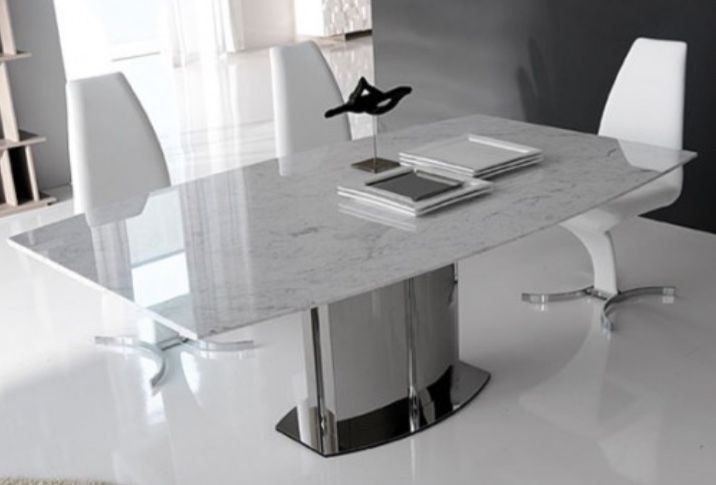 Table en marbre blanc