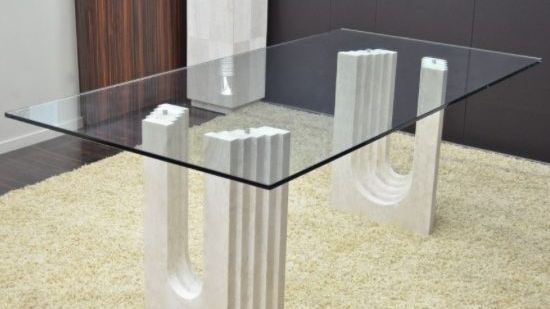 Table en marbre vitrée