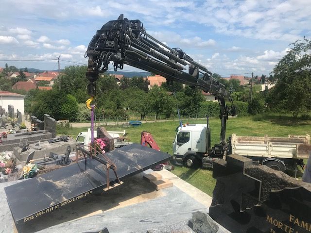 Dépose d'une pierre tombale avec camion-grue