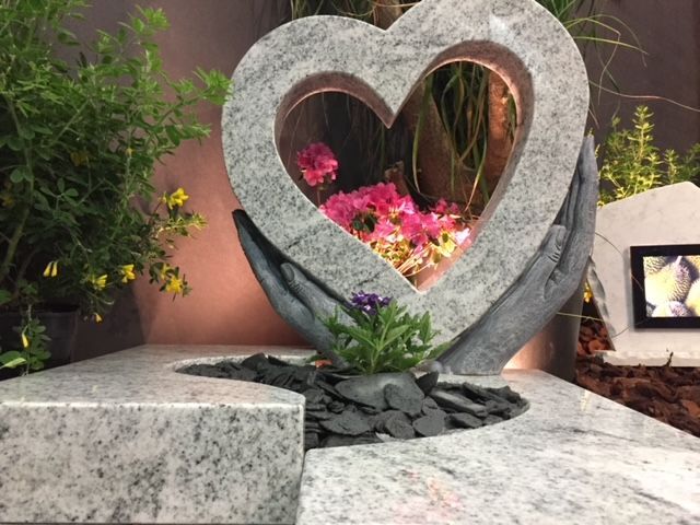 Décoration de monument funéraire en forme de cœur