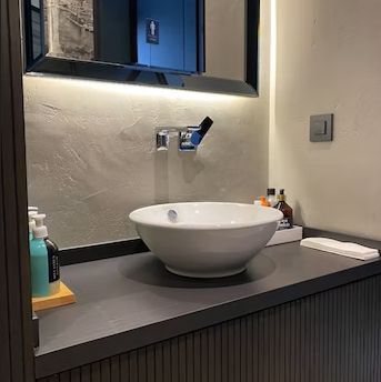 Belle vasque posée sur meuble de salle de bains