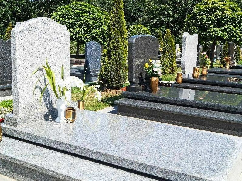 Monuments funéraires alignés