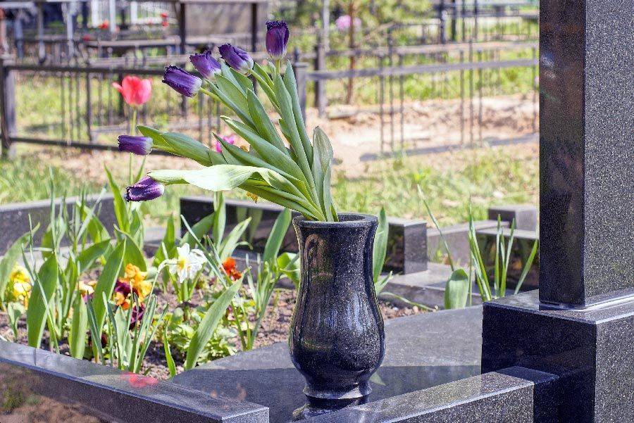 Vase en marbre dans un cimetière