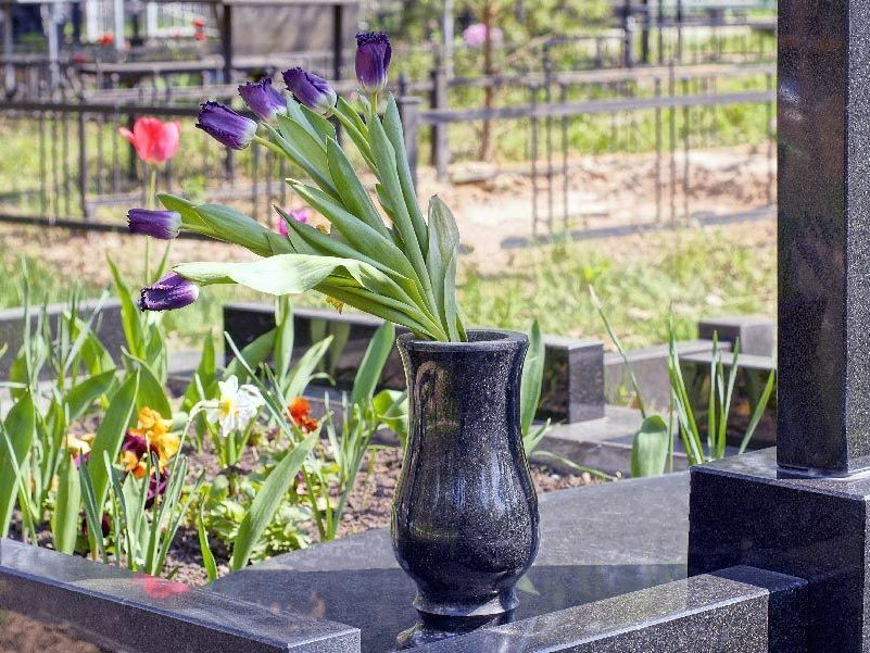 Vase avec fleurs sur une tombe