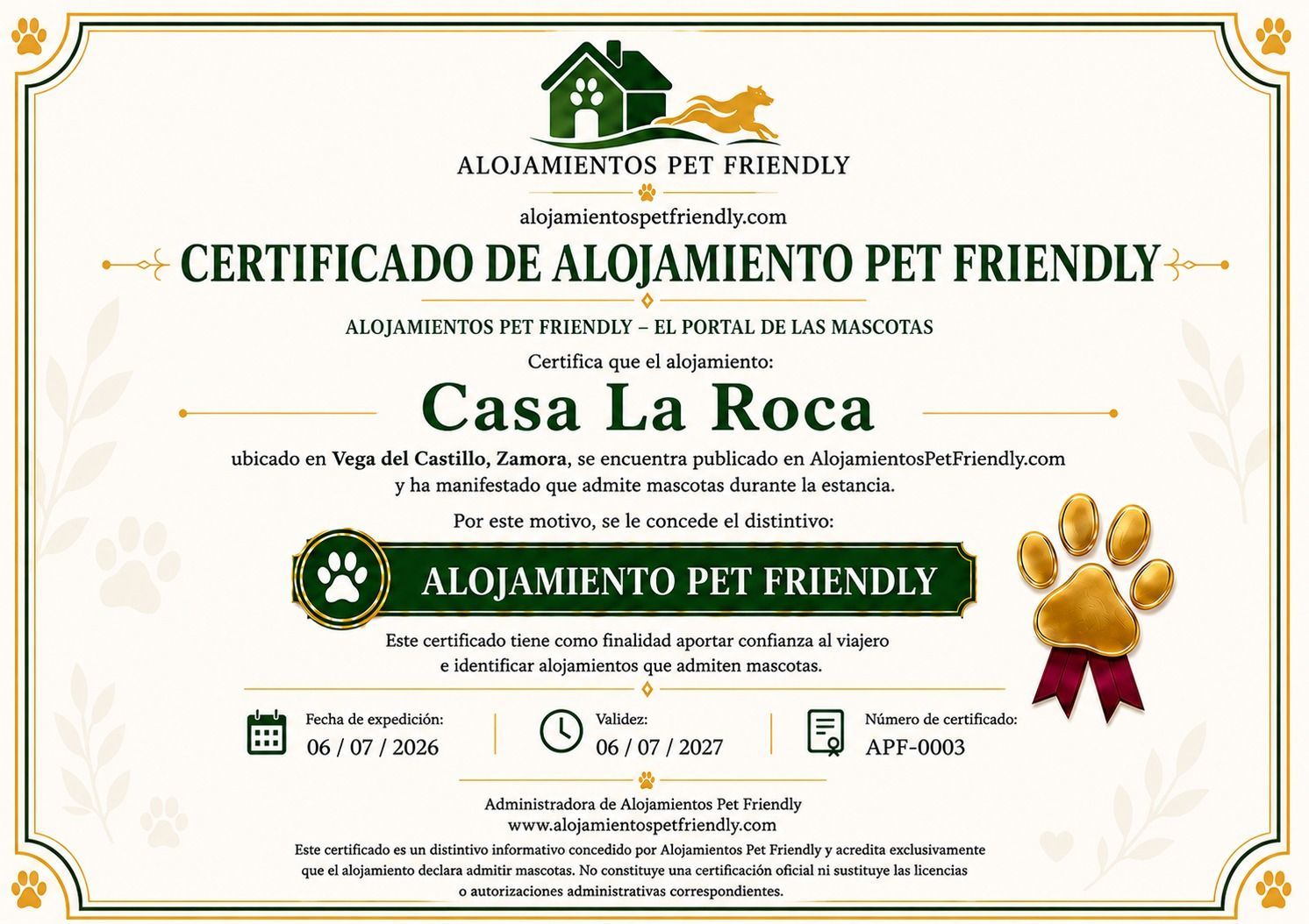 Certificado de alojamiento que admite mascotas para Casa La Roca, con borde decorativo verde y dorado y sello de huella de pata.