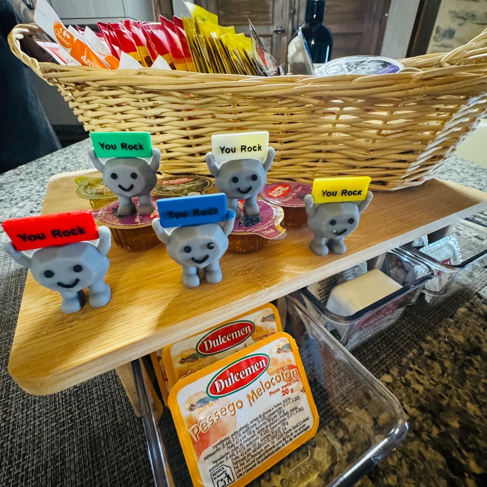 Osos de peluche en un estante de una panadería con coloridos letreros de