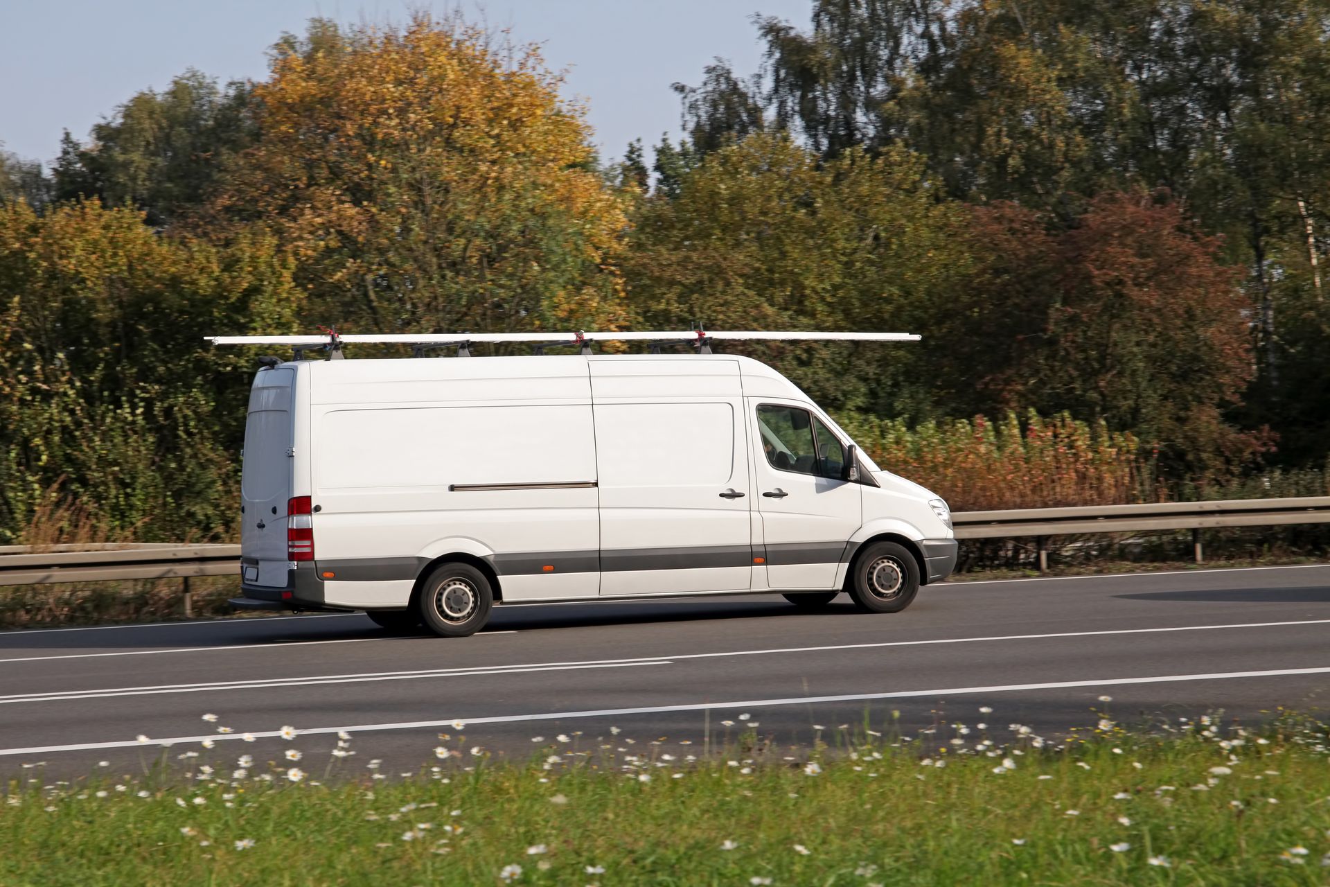 Déplacement de camion blanc