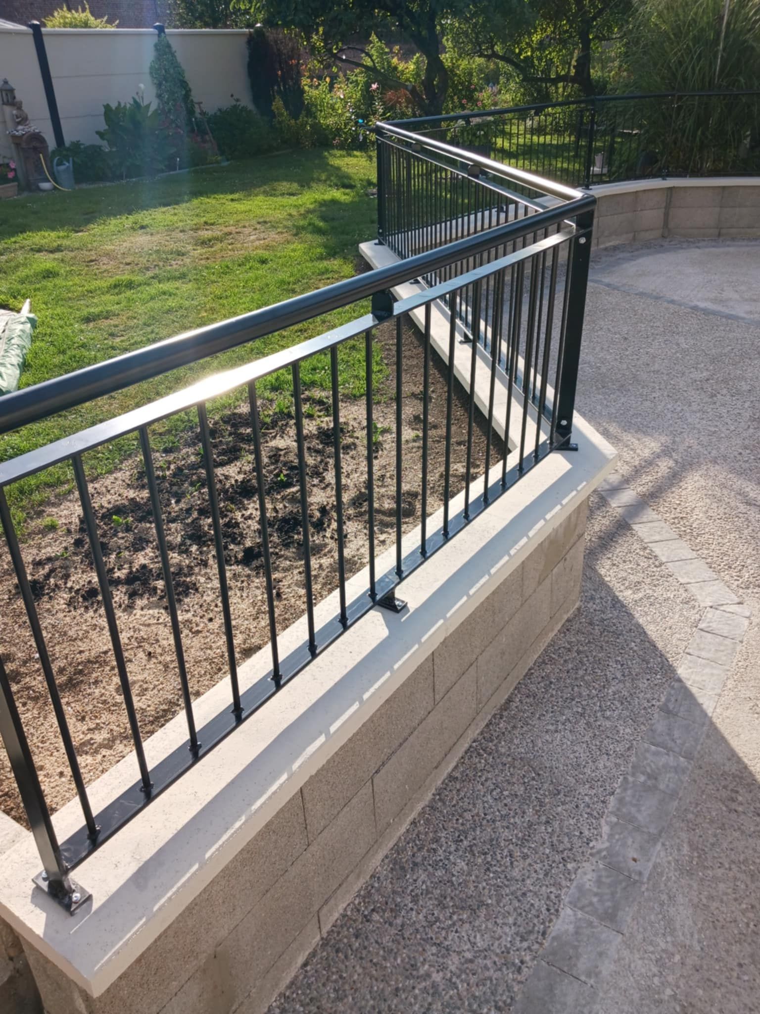 Barrière en métal noir