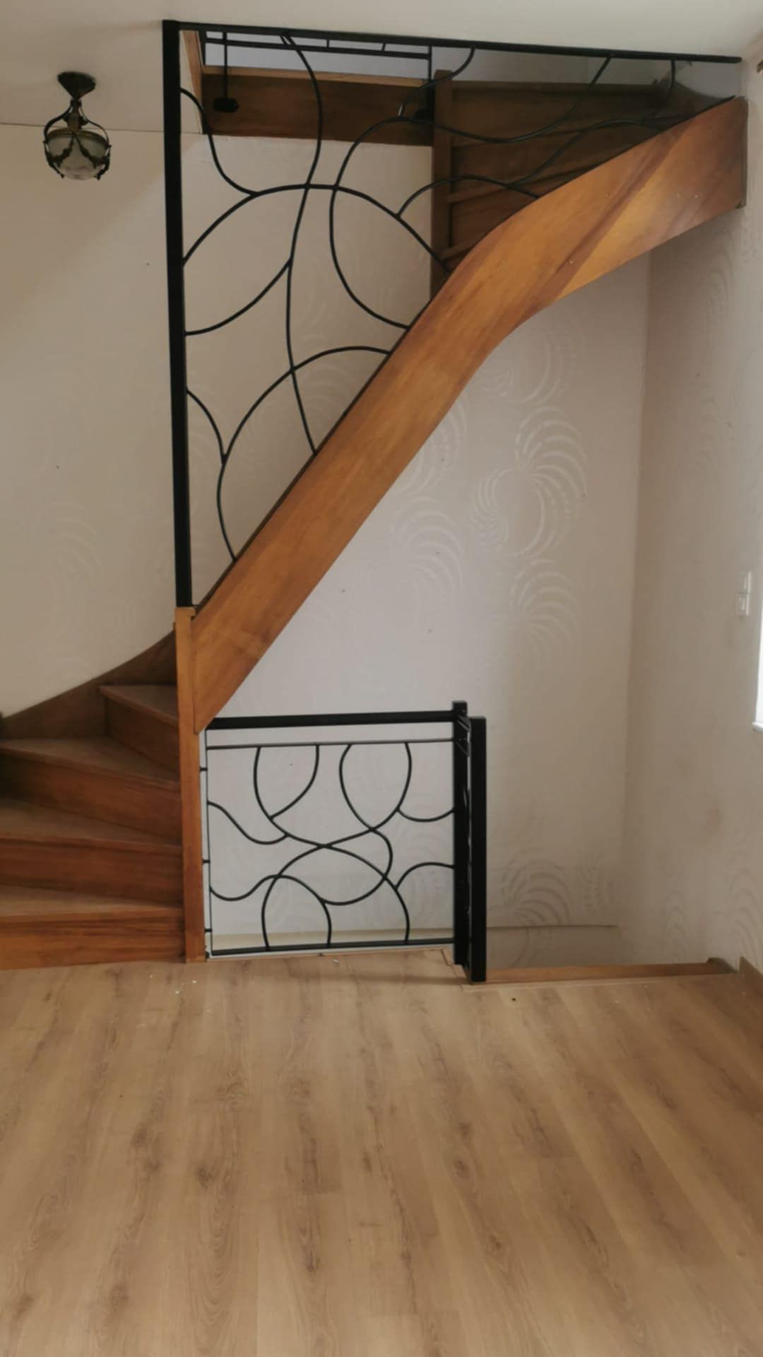 Barrières avec des motifs arrondis pour une descente d'escaliers