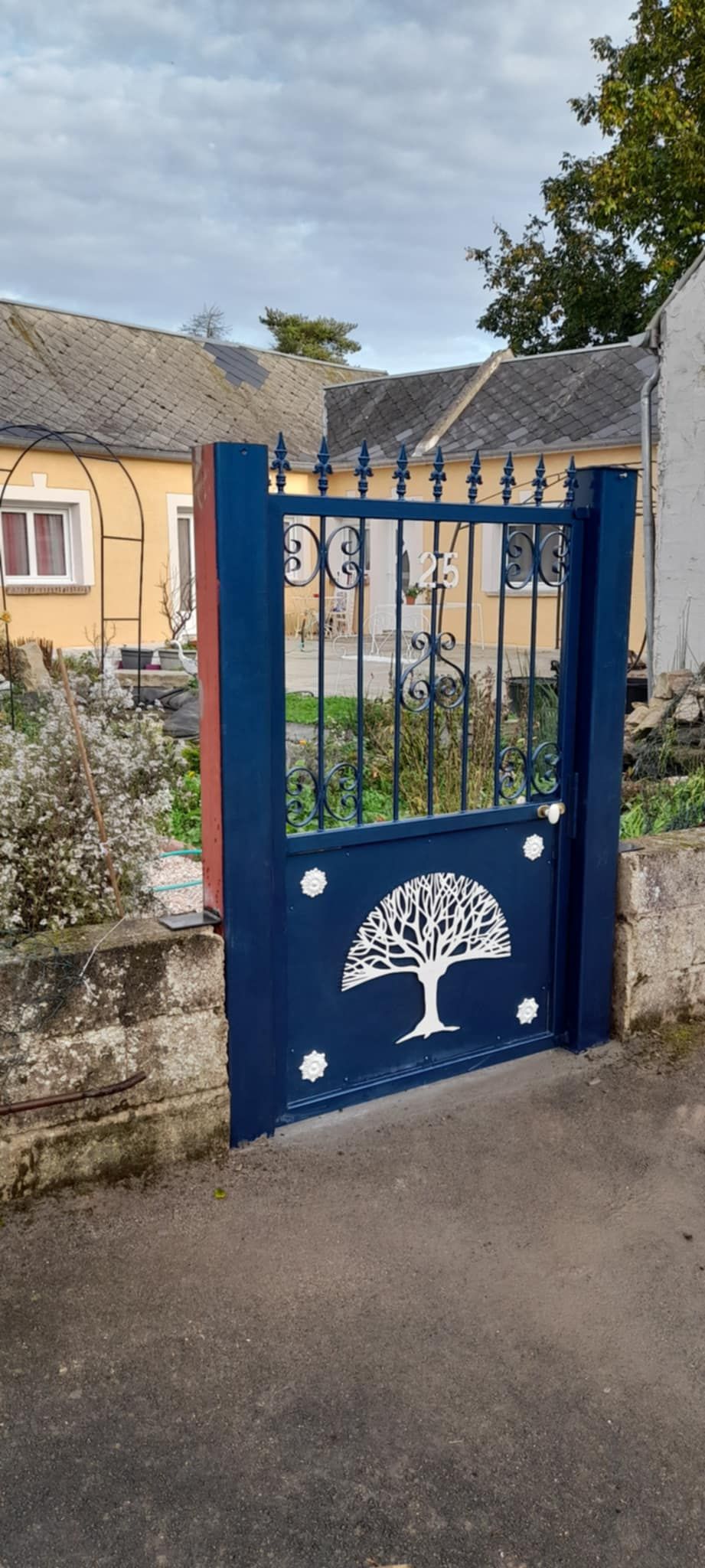 Portillon métallique avec un arbre de vie