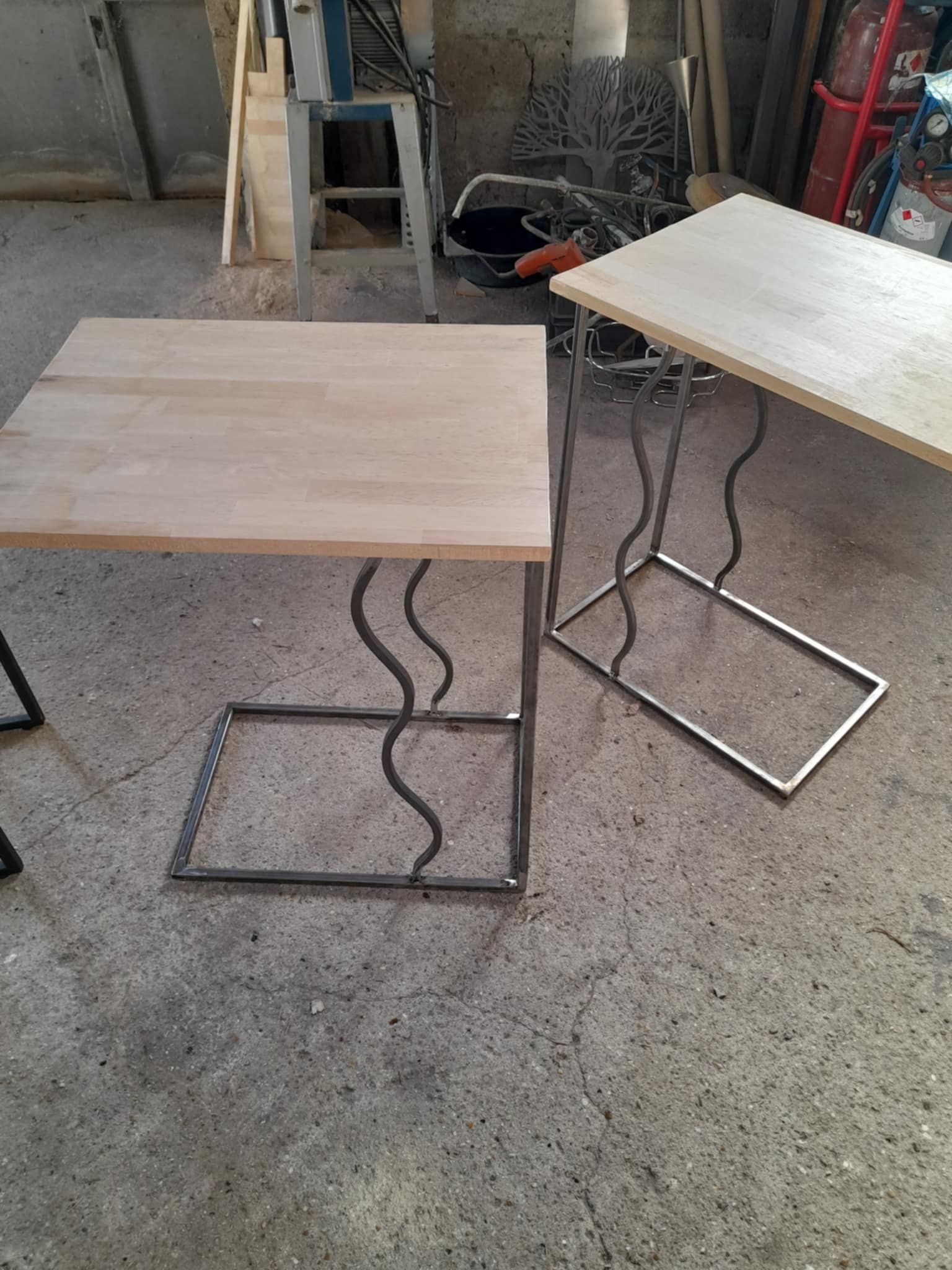 Deux tables de chevet avec des pieds métalliques