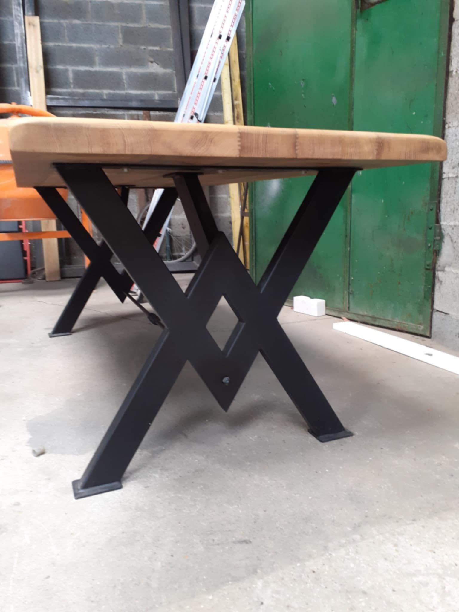 Pieds de table métalliques