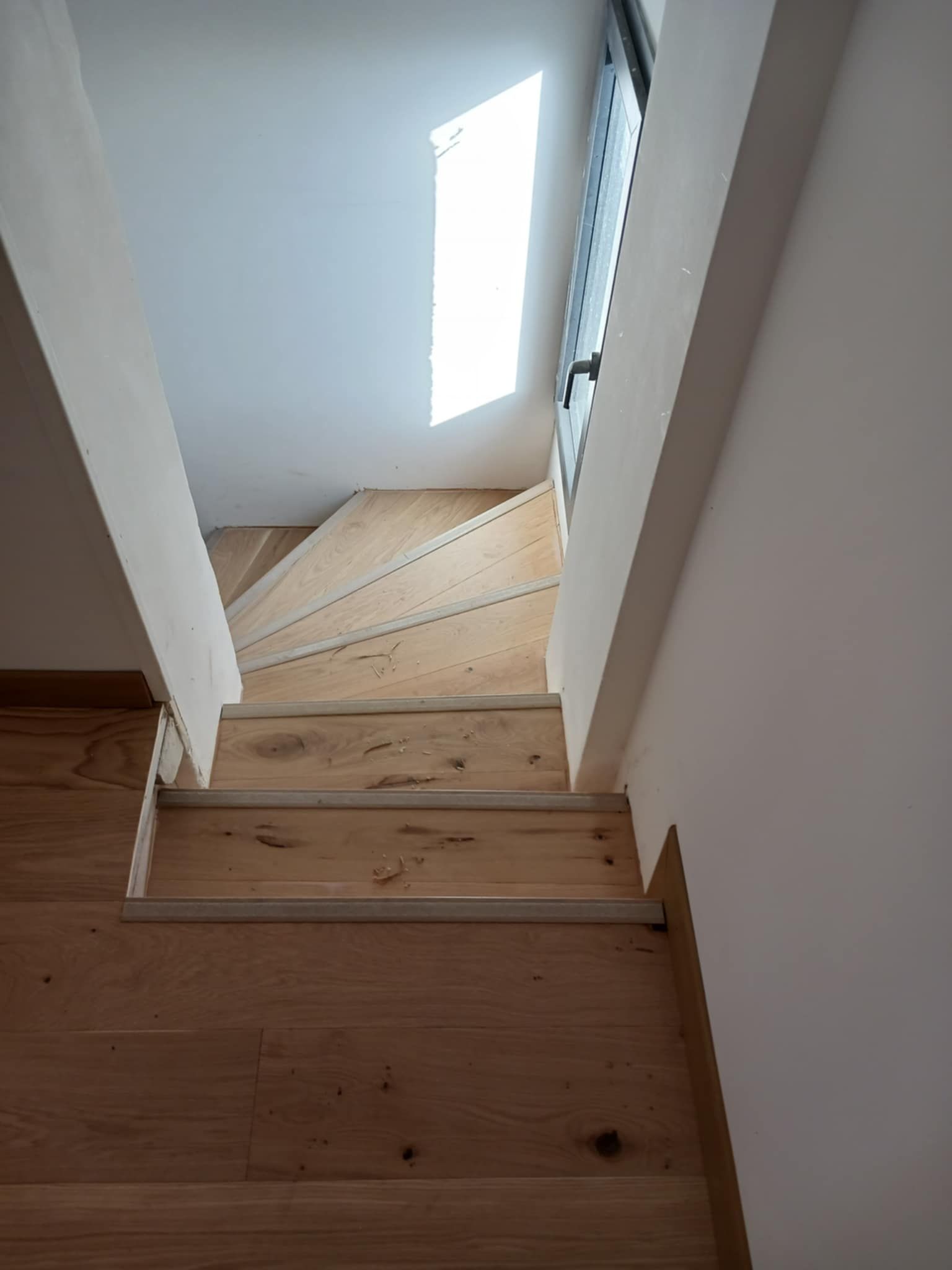 Escaliers avec des marches en bois