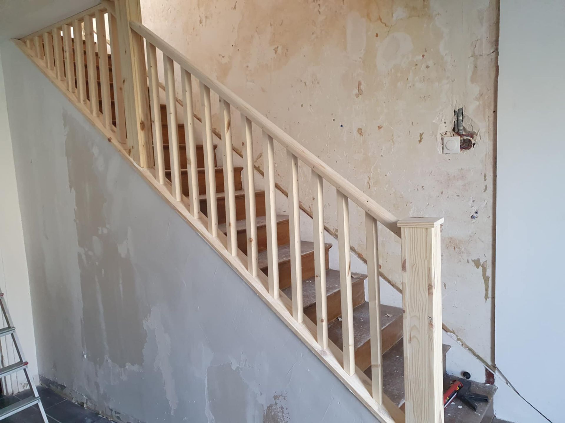 Nettoyage des murs de la cage d'escalier