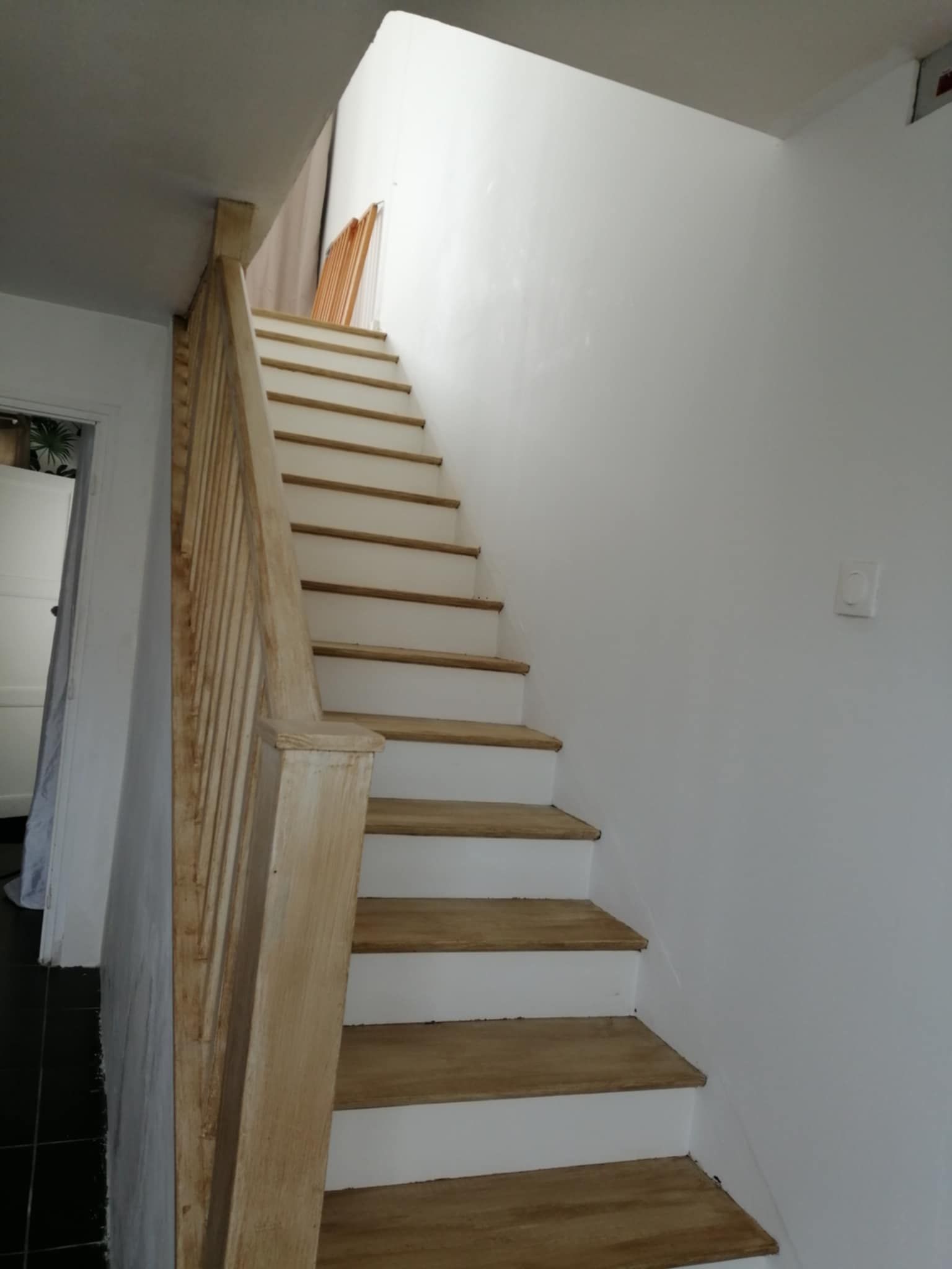 Marches avec fond blanc et dessus en bois