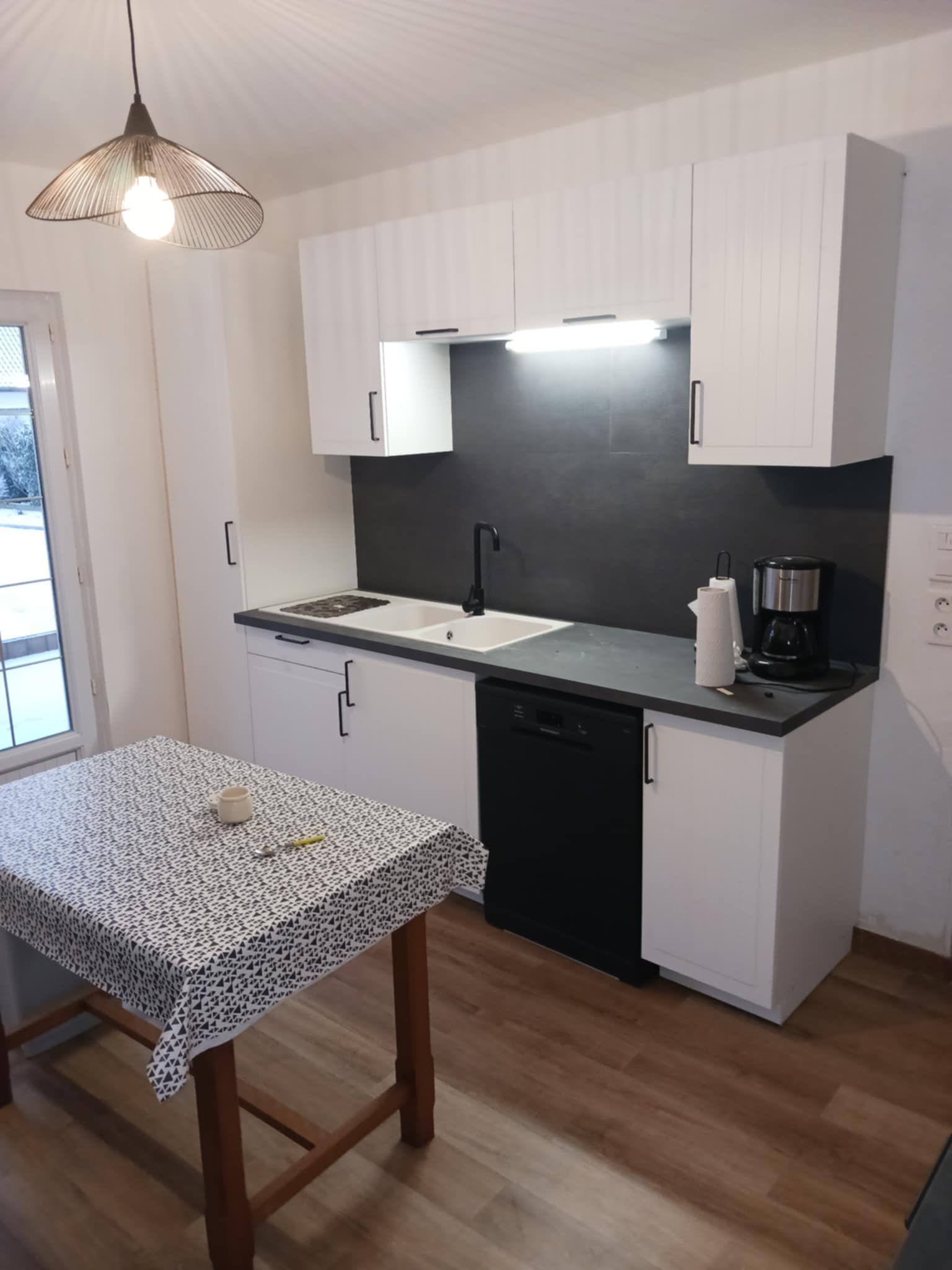 Cuisine avec une petite table à manger