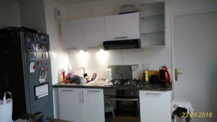 Cuisine avec des meubles blancs et un plan de travail noir