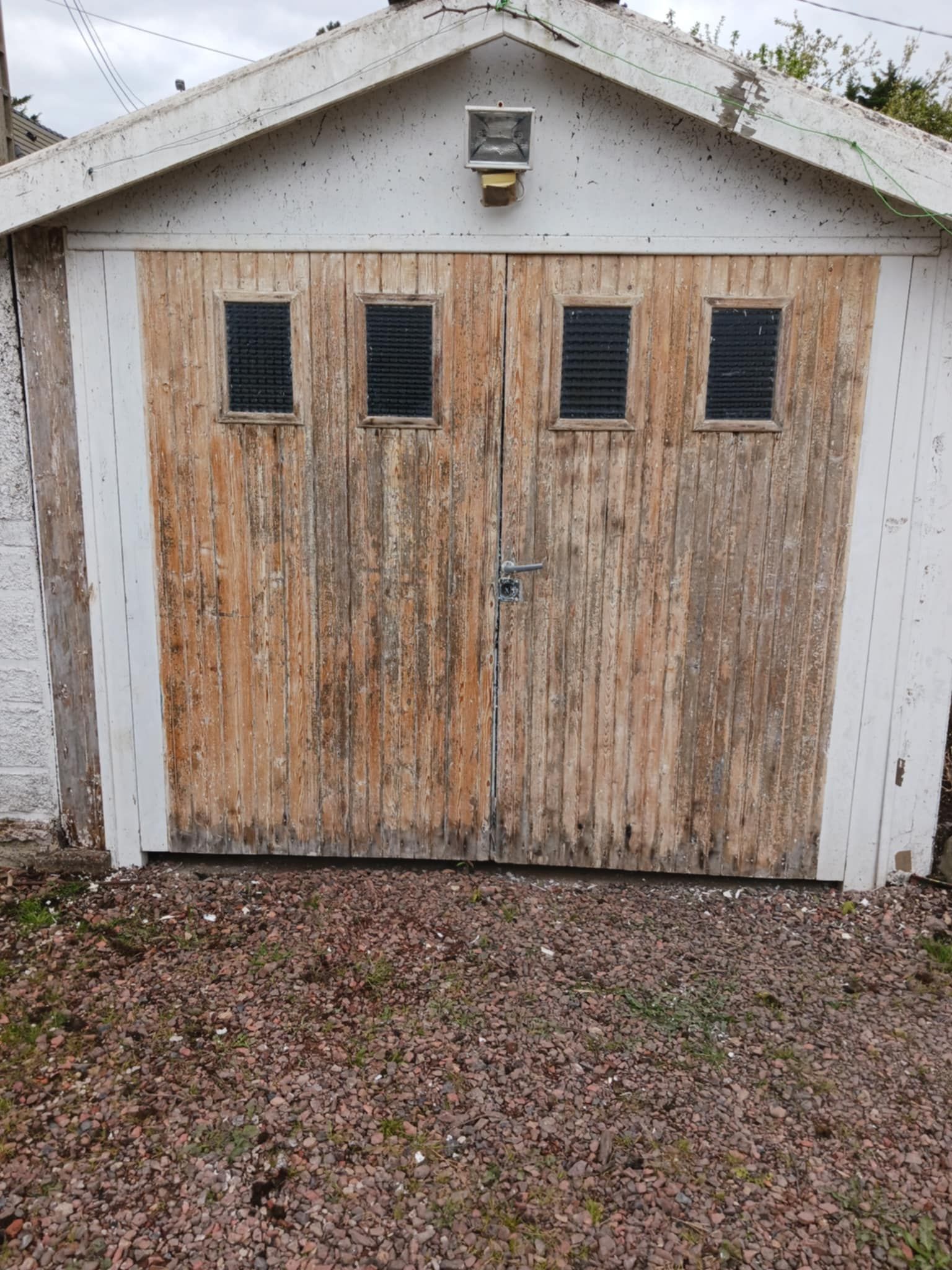 Portail en bois avant la rénovation