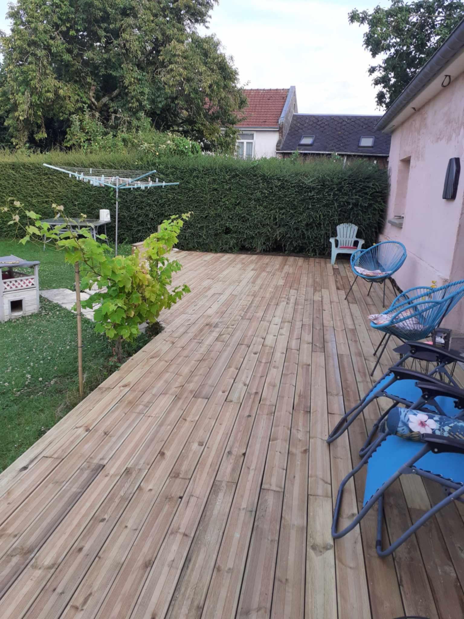 Terrasse en bois dans un jardin