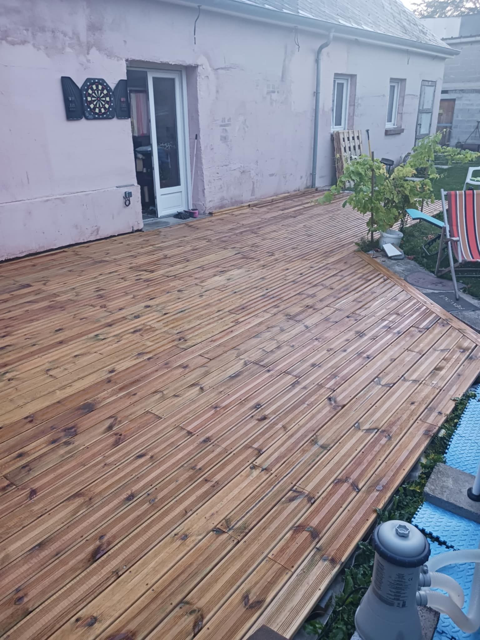 Pose de vernis sur terrasse en bois