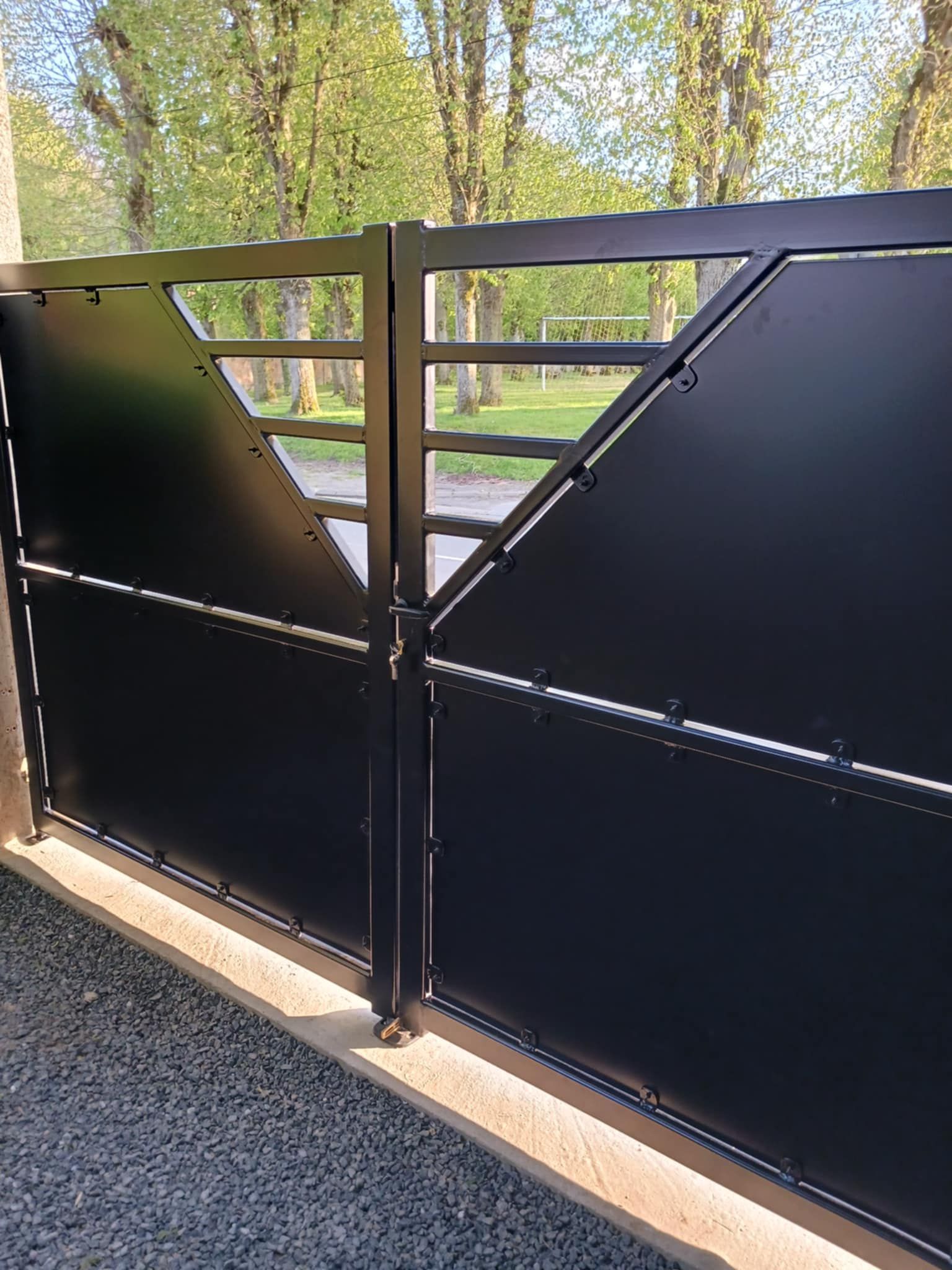 Grand portail noir en métal