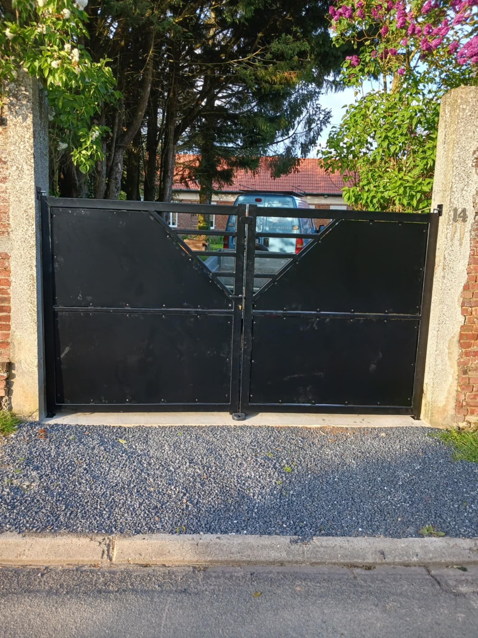 Portail métallique occultant noir