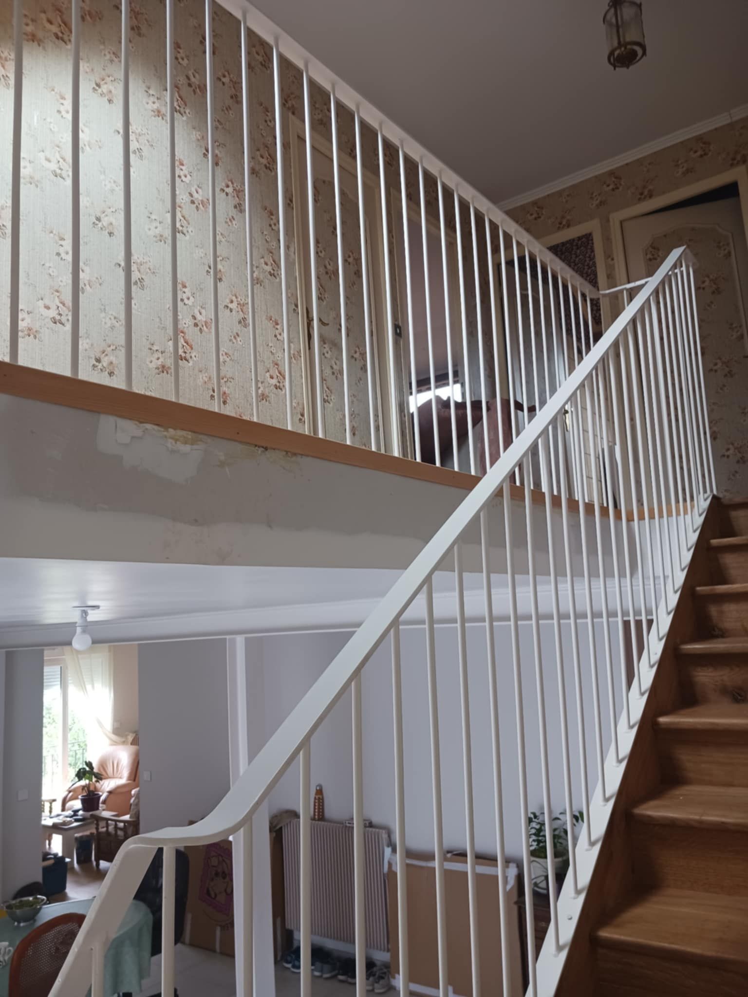 Barrières avec des barreaux blancs pour une descente d'escaliers