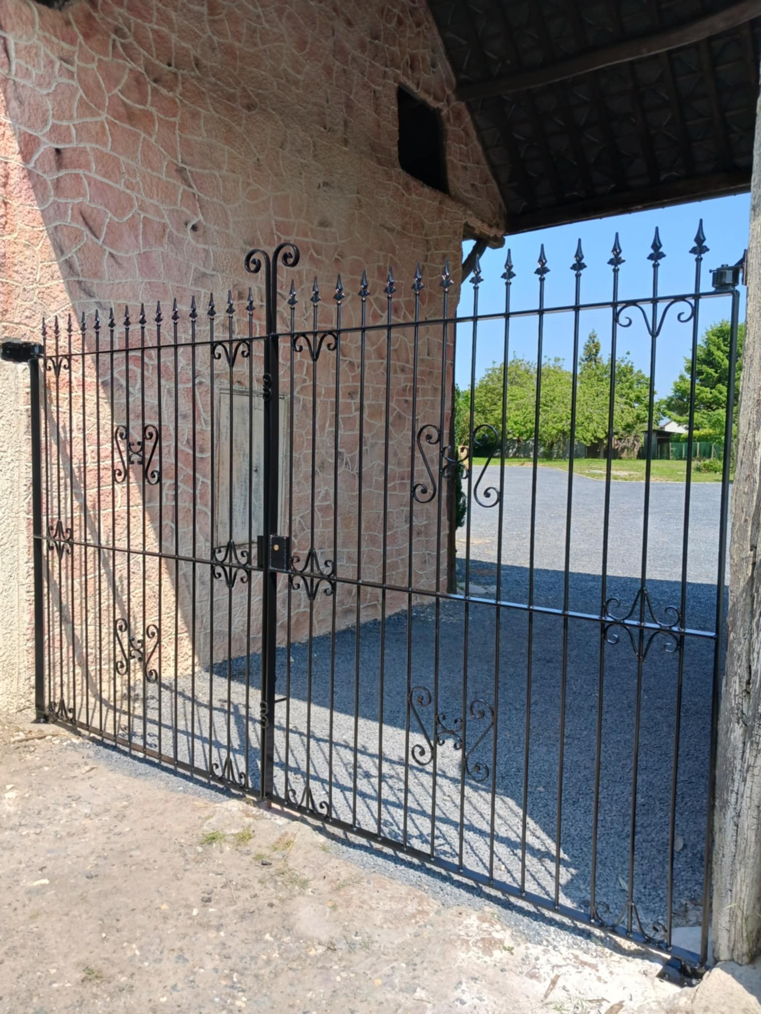 Portail métallique noir