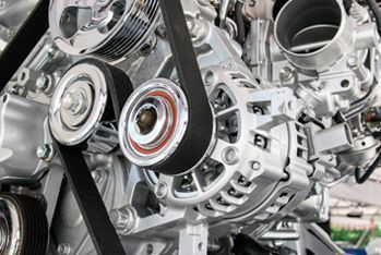 Un primer plano de un motor de automóvil con correas.