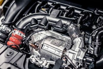 Un primer plano del motor de un coche.
