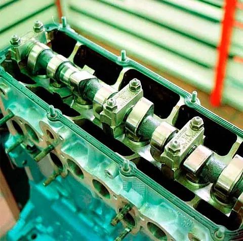 Un primer plano de una culata de un motor de automóvil.