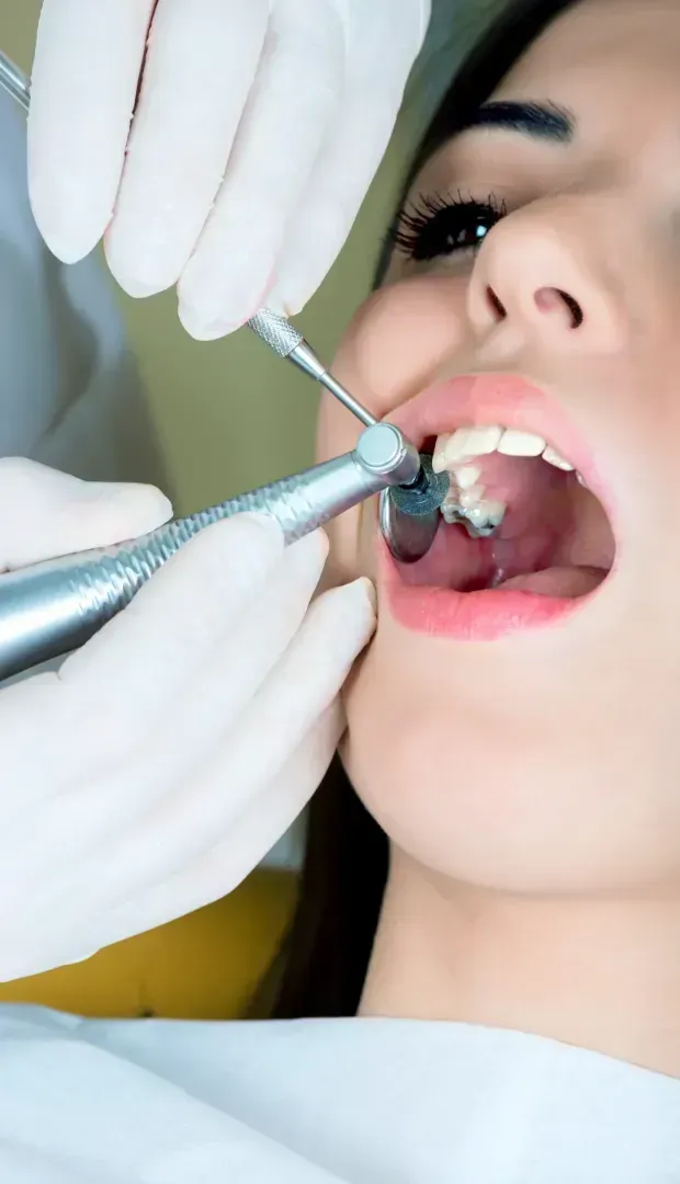 Una mujer está siendo examinada por un dentista.