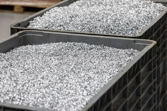 Deux plateaux remplis de granules argentés brillants dans des bacs en plastique noir.