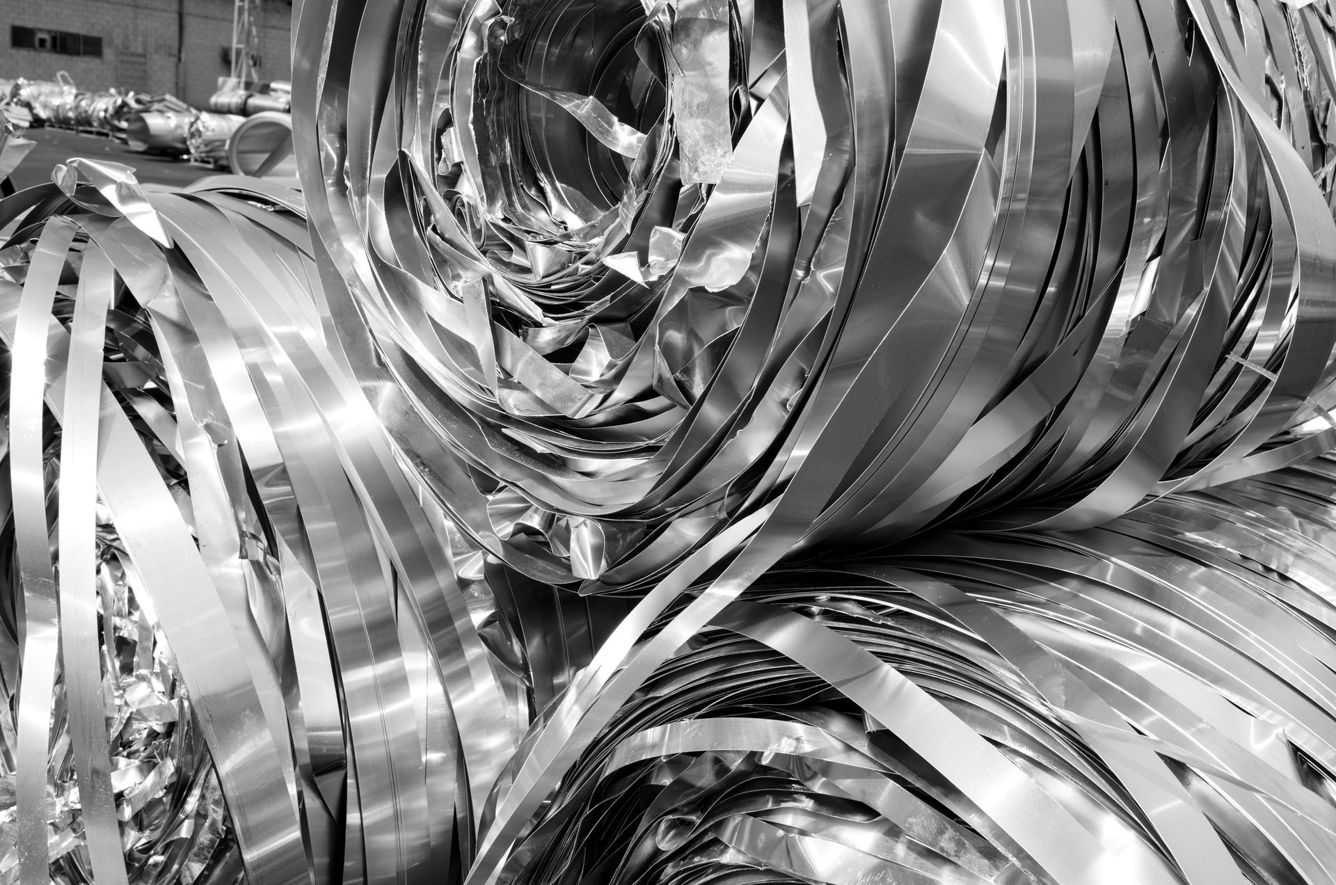 Bobines métalliques brillantes étroitement empilées.