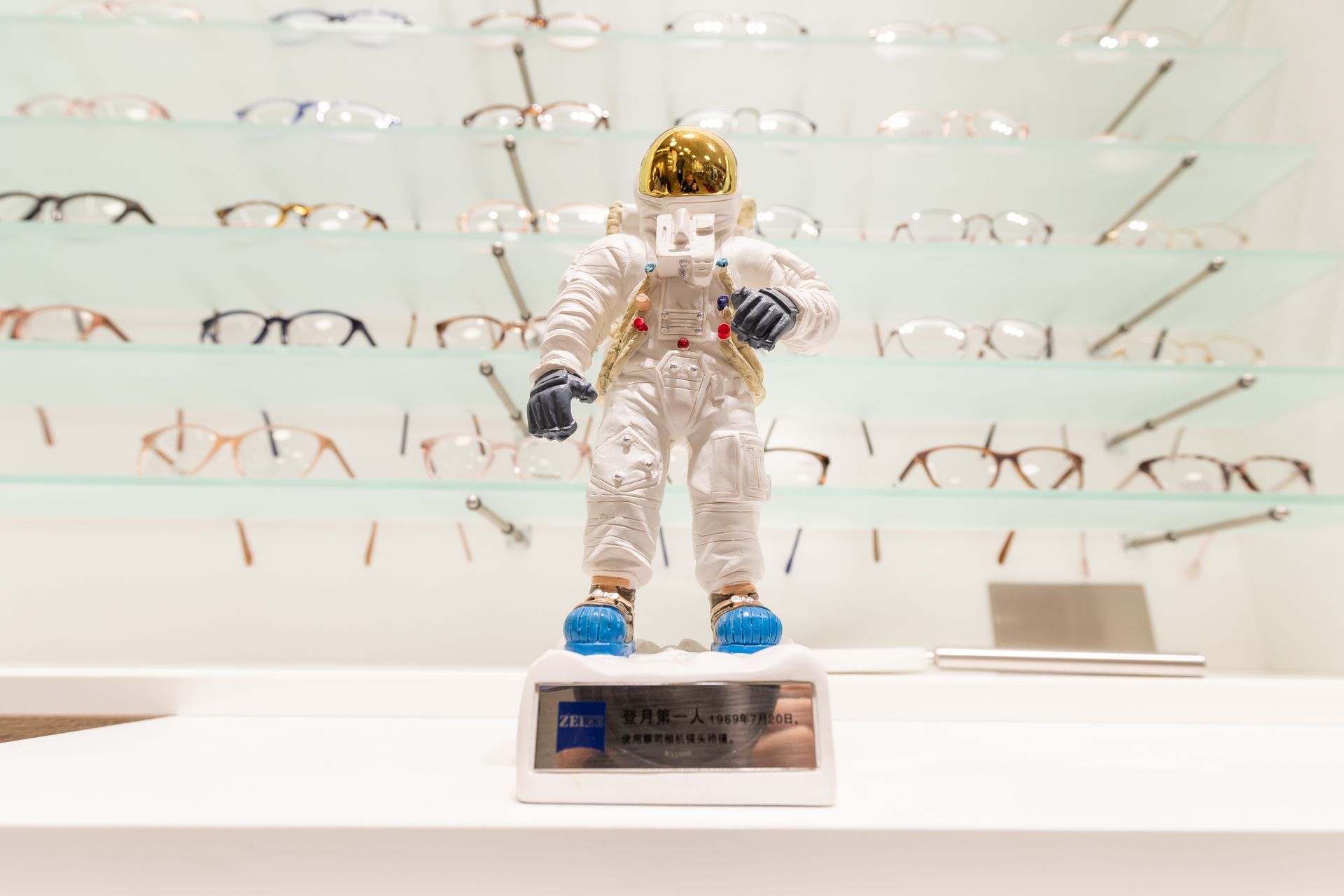 Die Augen einer Person werden in einer klinischen Umgebung von einem Arzt mit einem ophthalmologischen Gerät untersucht.