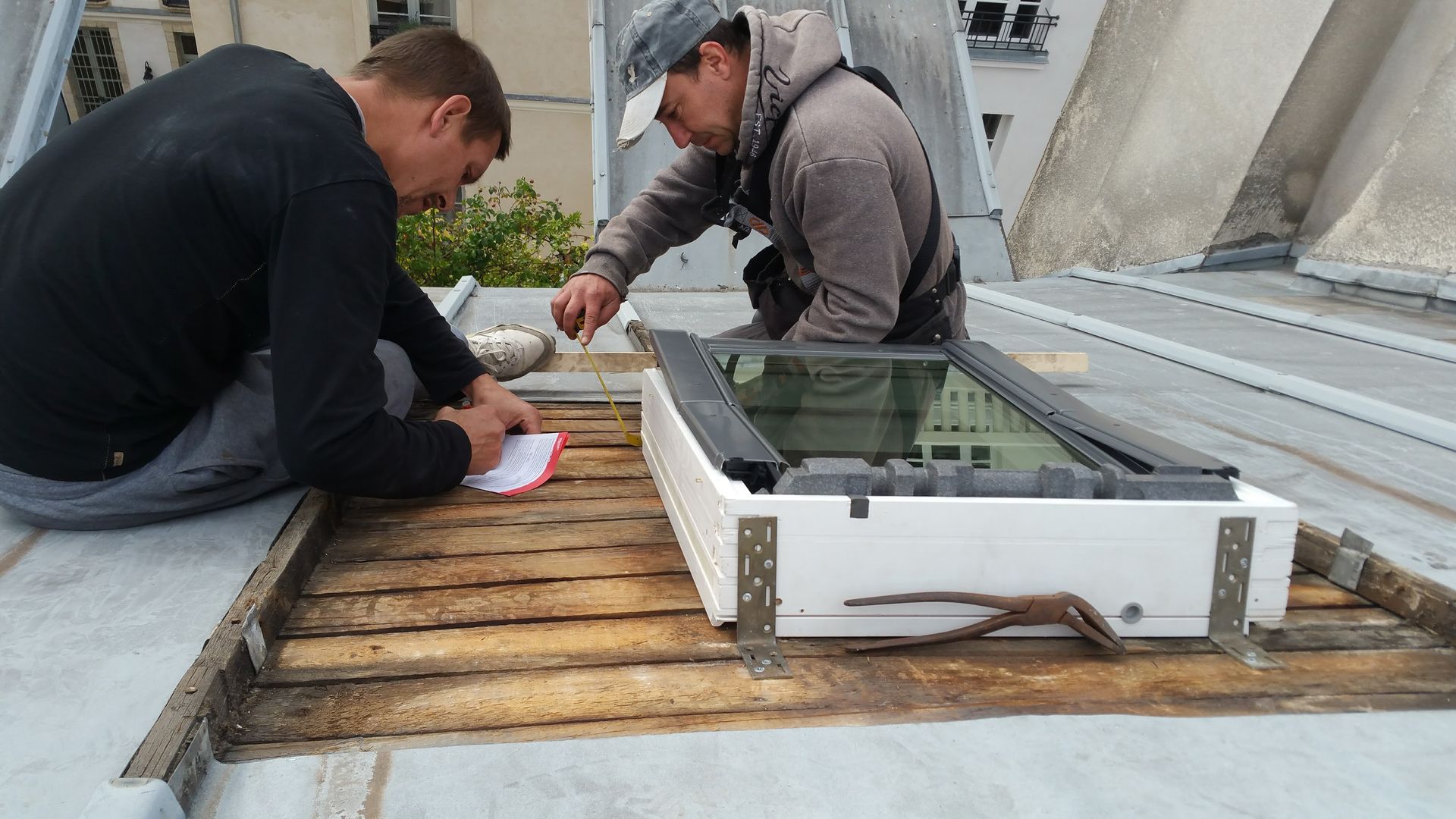 Pose de Velux par deux ouvriers